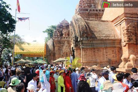 Theo ước tính, có hàng ngàn lượt người về hành hương lễ hội tháp bà Ponagar Nha Trang