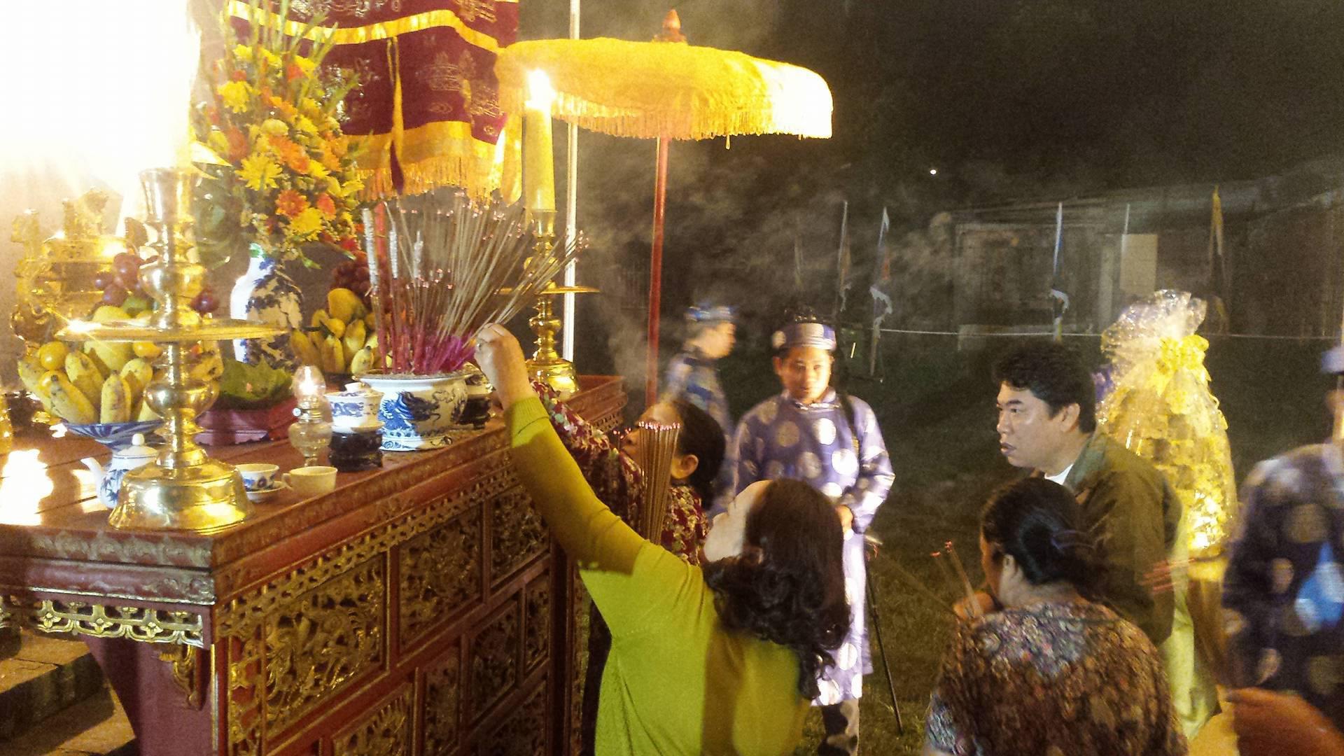 Người dân và du khách thắp hương trong Lễ tế đàn Xã Tắc