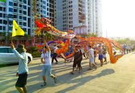 Các diễn viên tập luyện tích cực chuẩn bị cho Carnaval Hạ Long 2013.