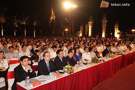 Các đại biểu và đông đảo quần chúng nhân dân tham dự lễ kỷ niệm