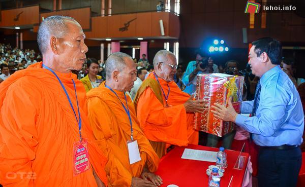 Các lãnh đạo tặng quà, chúc sức khỏe trụ trì các chùa Khmer