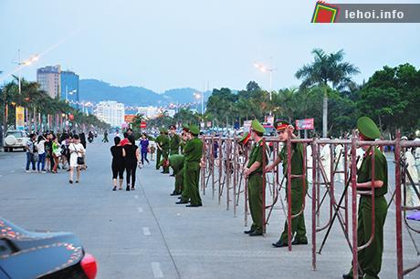 Lực lượng Công an TP Hạ Long bố trí trải đều trên tuyến đường Hoàng Quốc Việt.