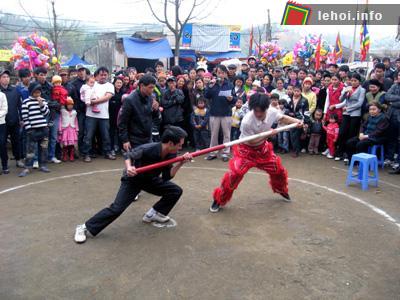 Trò chơi dân gian đẩy gậy trong lễ hội Vua Lê.