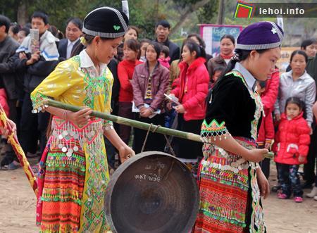 Các thiếu nữ Mông trong lễ hội Đền Vạn.