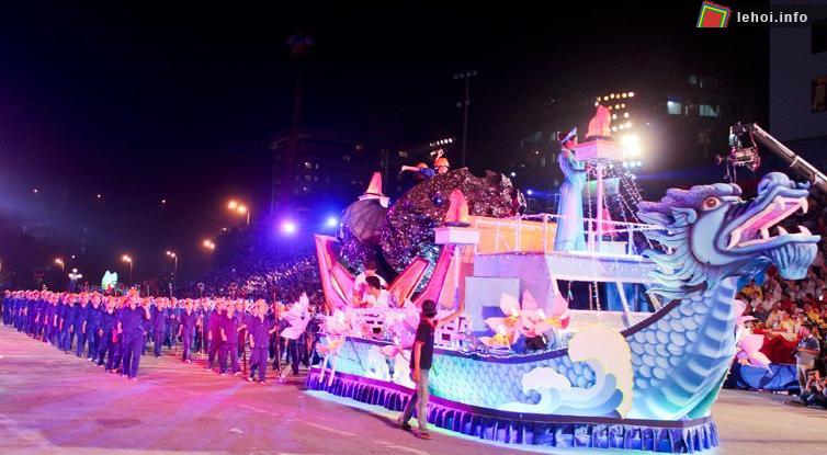 Du khách mong chờ màn diễu hành Carnaval với các xe hoa lộng lẫy. Ảnh Internet