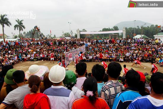 Đông đảo người dân và du khách xem thi đấu bóng chuyền trong lễ hội đền Cuông