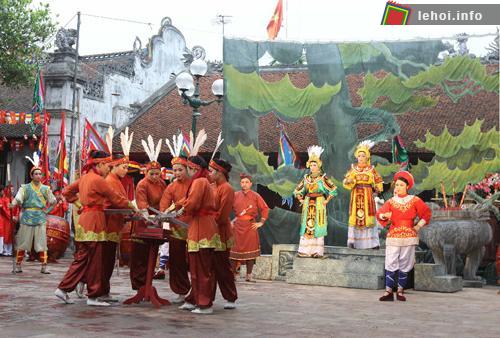 Màn biểu diễn nghệ thuật tái hiện hình ảnh Hai Bà Trưng lãnh đạo các nữ binh chuẩn bị ra trận đánh giặc.