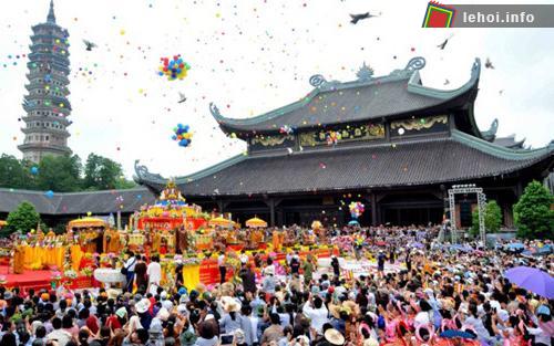 Đông đảo người dân và du khách đến dự lễ hội chùa Bái Đính
