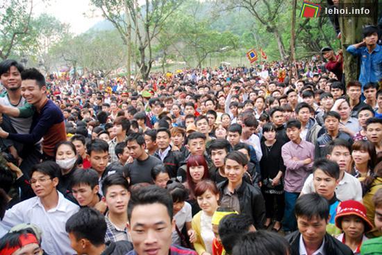 Lễ hội thu hút hàng ngàn người từ khắp nơi tham gia.