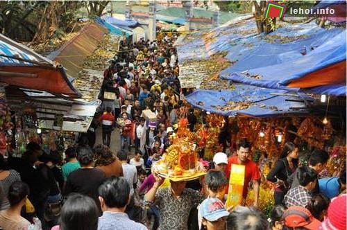 Lễ hội đền Bà Chúa Kho kéo dài và thu hút một lượng lớn khách du lịch