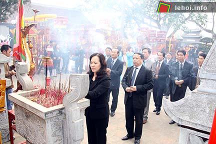 Đồng chí Nguyễn Thị Nghĩa cùng lãnh đạo các ban, ngành thành phố thắp hương tại từ Lương Xâm