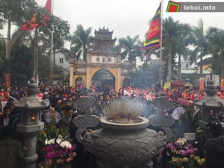 Hàng nghìn du khách trong và ngoài tỉnh về dự hội Kinh Dương Vương.