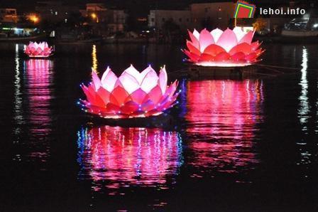 Thả hoa đăng trên đấm Đông Hồ trong lễ hội