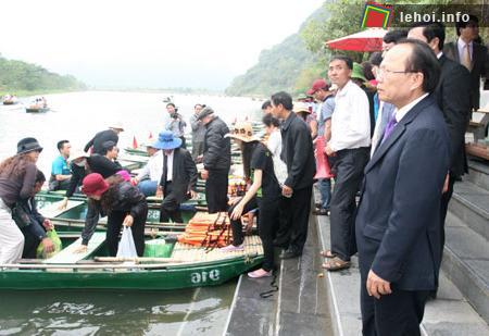 Bộ trưởng Hoàng Tuấn Anh trực tiếp kiểm tra tại bến đò (ảnh trên) và kho chứa áo phao dành cho du khách thuộc khu vực danh thắng Tràng An, Ninh Bình