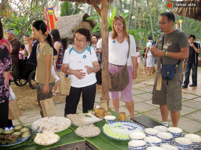 Du khách nước ngoài thưởng thức các món ăn tại lễ hội