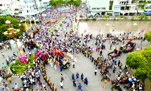 Đông đảo người dân về dự lễ hội Nguyễn Trung Trực
