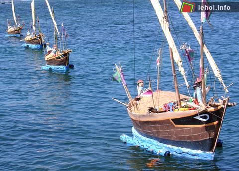 Lễ rước thuyền trên biển tri ân Hải đội Hoàng Sa ở lễ khao lề thế lính Hoàng Sa ở huyện đảo Lý Sơn