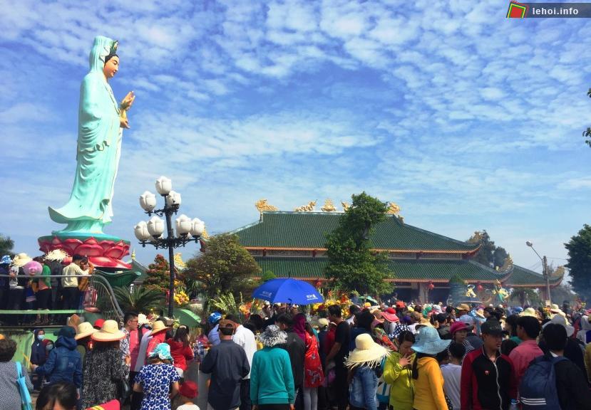 Hàng ngàn người tham dự Lễ Quán âm Phật đài Nam Hải