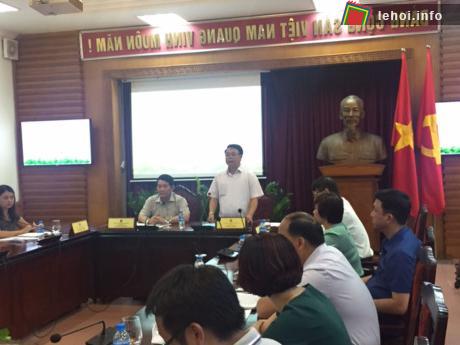 Lãnh đạo Bộ VHTT&DL cùng lãnh đạo tỉnh Sơn La giới thiệu về Ngày hội giao lưu VHTT&DL Việt Nam-Lào.
