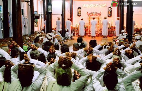 Các chức sắc Hồi giáo tổ chức khai lễ Ramưwan tại thánh đường