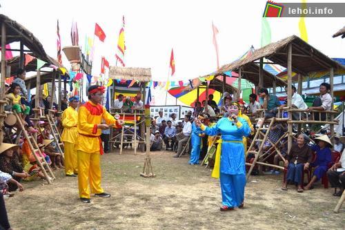 Các nghệ nhân huyện Tuy Phước đang tham gia thi Hội đánh bài chòi cổ dân gian trong Ngày hội Văn hóa - Thể thao miền biển tỉnh năm 2012.