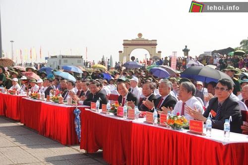 Lãnh đạo Trung ương, địa phương và người dân dự Lễ Thượng cờ Thống nhất non sông.