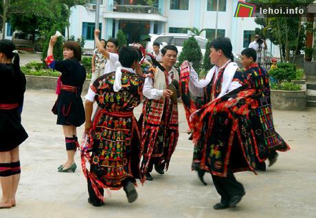 Tập luyện điệu nhảy Phùn Voòng - dân tộc Dao Thanh Y huyện Ba Chẽ.