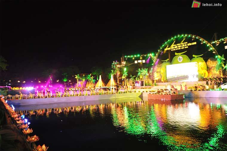 Sân khấu hoành tráng của Festival dừa Bến Tre lần III năm 2012
