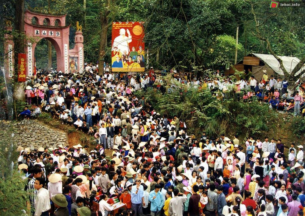 Lễ hội đền Hùng 2012 thu hút 6 triệu lượt khách chỉ trong 10 ngày.