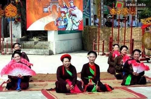 Các nghệ nhân trình diễn ca trù trong lễ hội Mẫu Đào Nương - vị tổ Ca trù Việt Nam tại sân đền Mẫu, thôn Đào Đặng, xã Trung Nghĩa, TP Hưng Yên