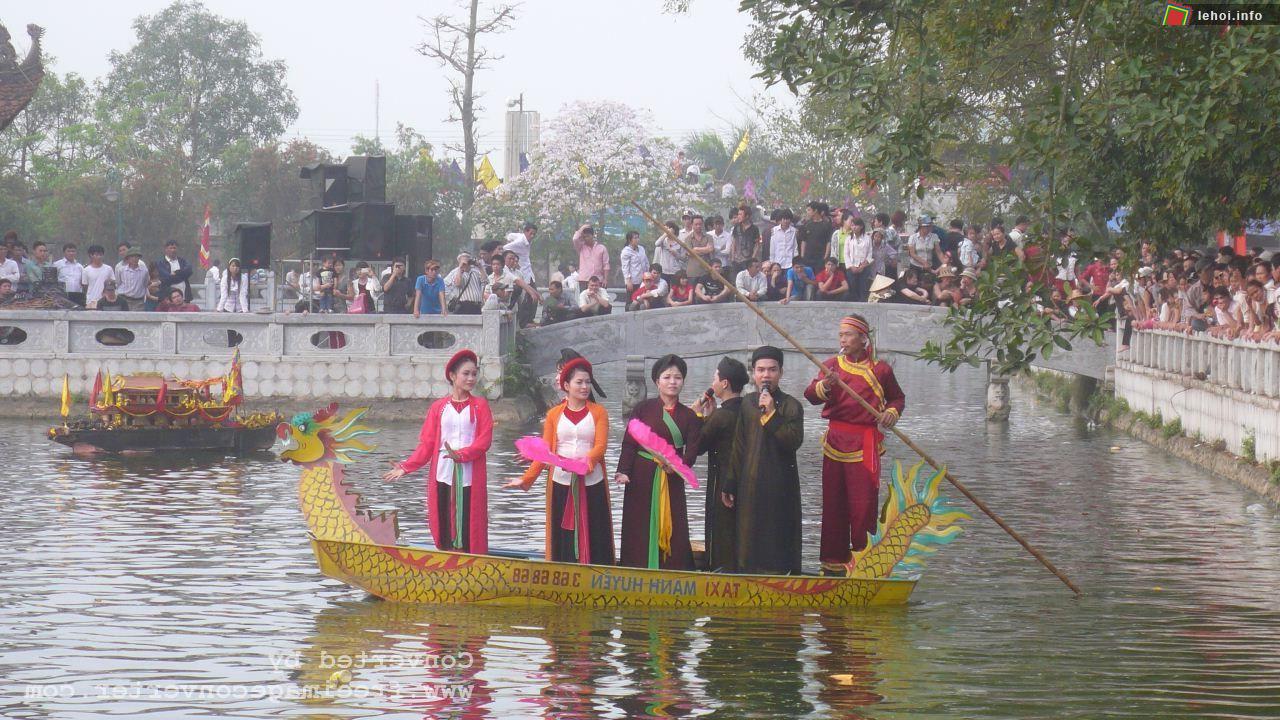 Hát quan họ trên thuyền rồng tại lễ hội Đền Đô.