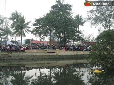 Đông đảo người dân tham dự lễ hội