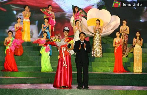 Ban tổ chức trao giải cho thí sinh Nguyễn Thị Hải Yến đạt danh hiệu 