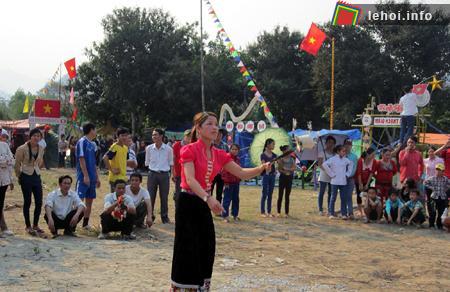Ném còn - trò chơi dân gian tại Lễ hội Đền Cửa Rào