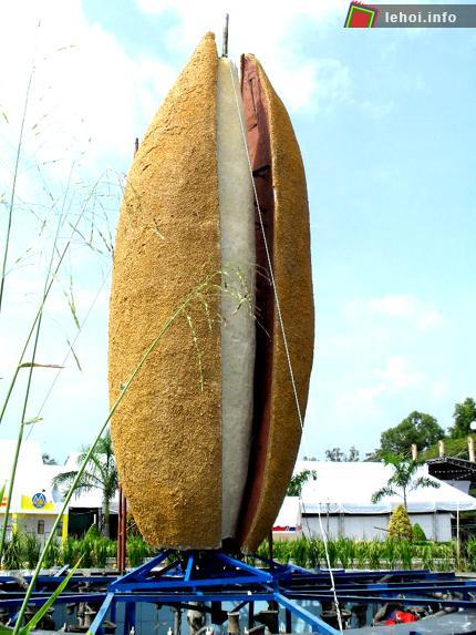 Hạt lúa khổng lồ được cách điệu tại Festival Lúa gạo Việt Nam lần II tại Sóc Trăng.