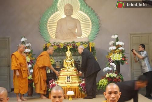 Tiếp nhận pho tượng Phật