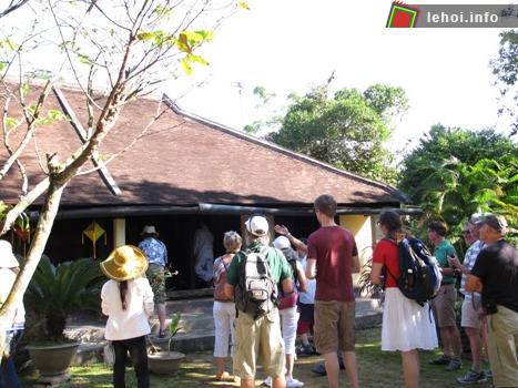 Đông đảo khách du lịch trong và ngoài nước đến thăm làng cổ Phước Tích.