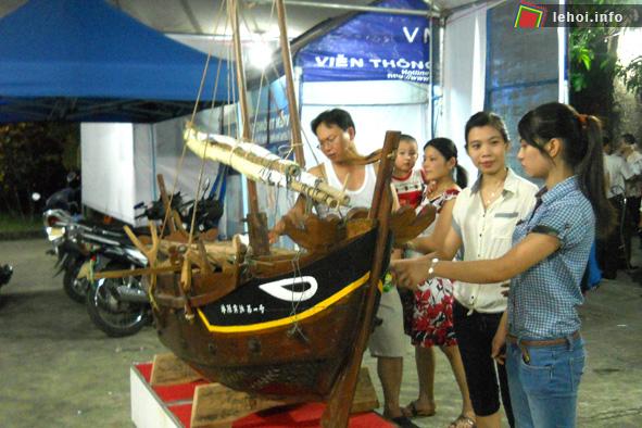 Mô hình ghe bầu (thương thuyền) là phương tiện vận chuyển đường hàng hải, một sản phẩm độc đáo của các xưởng đóng ghe thuyền miền Trung Việt Nam.