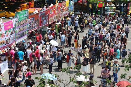 Rất đông người dân Việt Nam và Nhật Bản đã tới tham dự lễ hội.