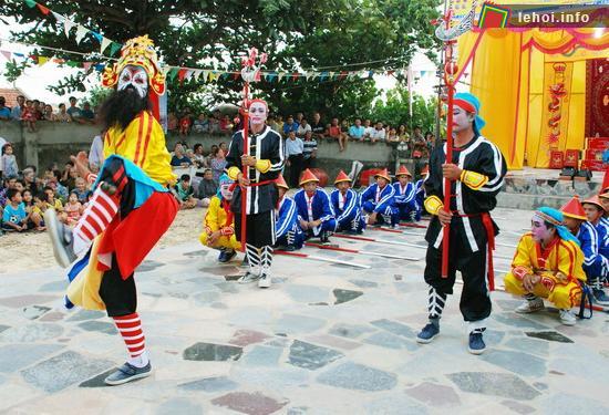 Biểu diễn Bả trạo là một trong những nét đặc sắc trong Lễ hội cầu ngư vạn đầm Hưng Lương