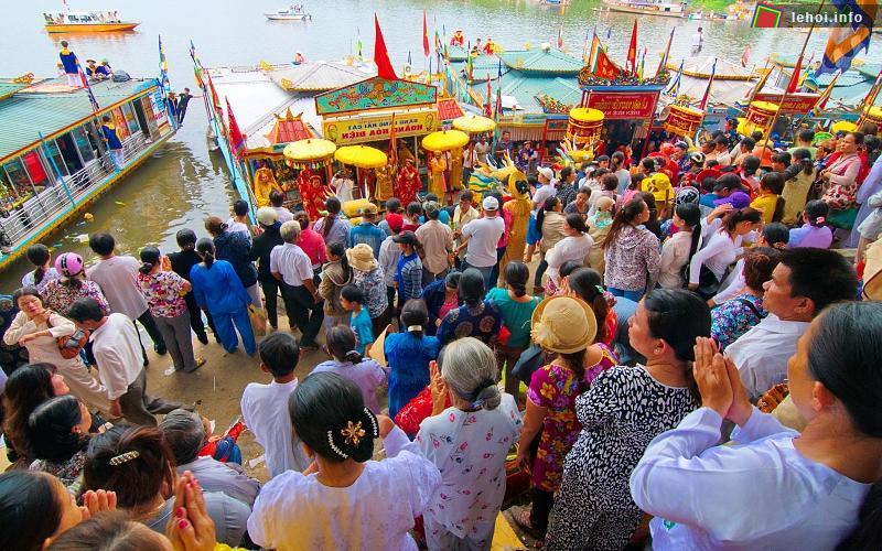 Đông đảo người dân và du khách tham gia lễ rước Thánh mẫu Thiên Y A Na