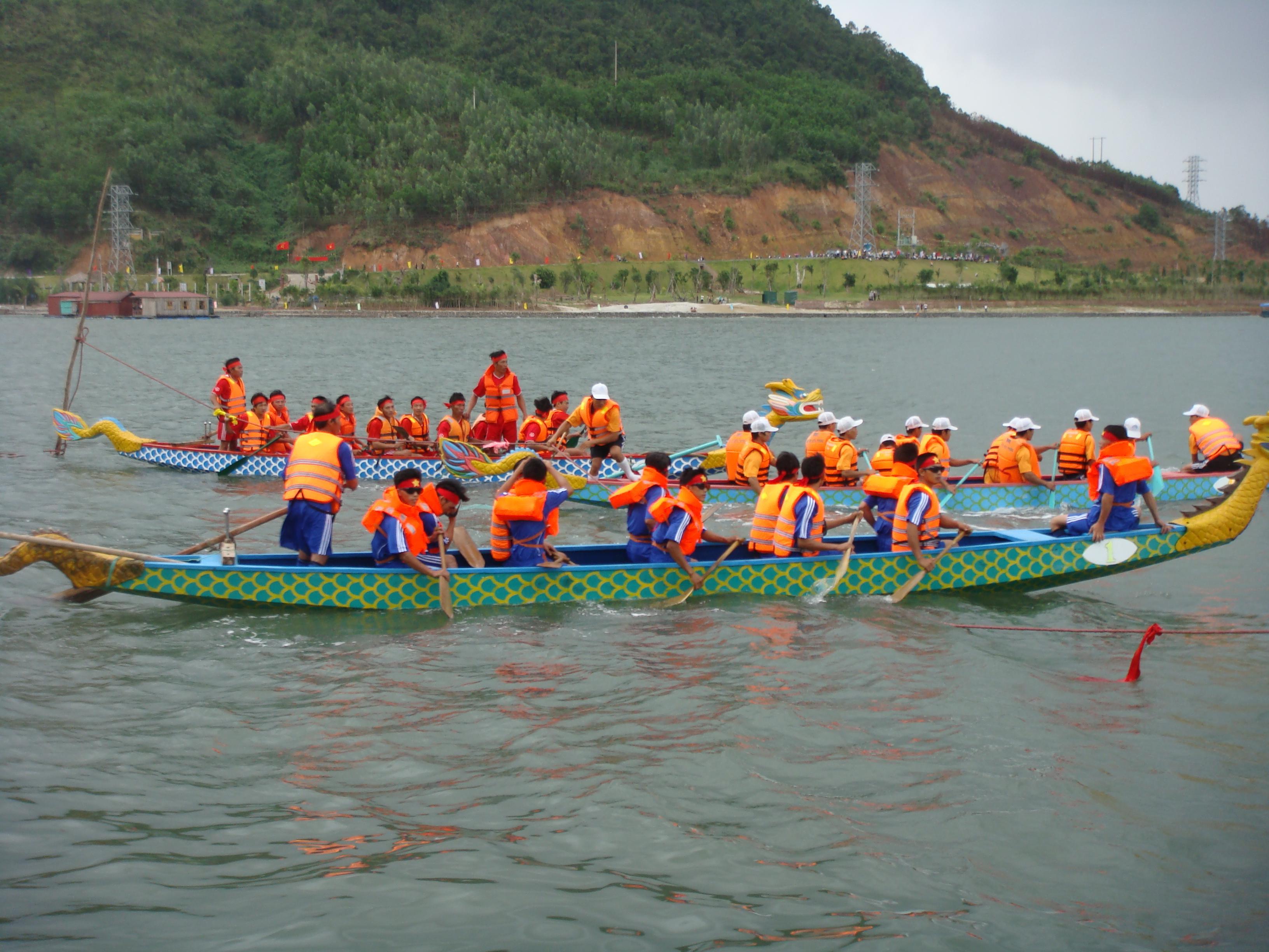 Đua thuyền rồng trong lễ hội truyền thống Vân Đồn , Quảng Ninh