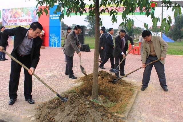 Lãnh đạo tỉnh Nghệ An trồng cây Tết trồng cây Đời đời nhớ ơn Bác Hồ