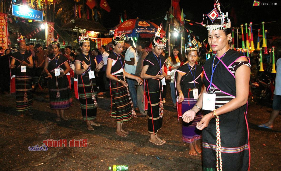 Các thiếu nữ dân tộc S'Tiêng uyển chuyển trong điệu múa mừng lúa mới