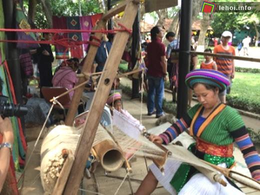 Các nghệ nhân đang quảng diễn nghề thủ công truyền thống tại Festival nghề truyến thống Huế