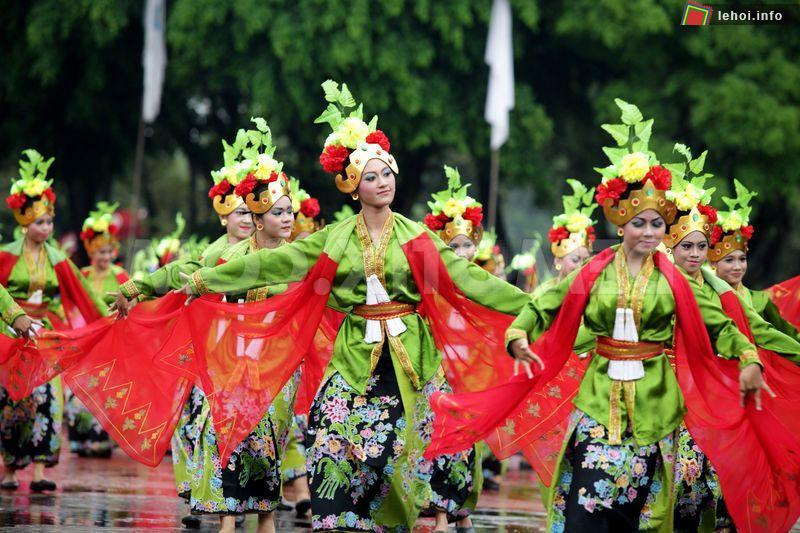 Tiết mục biểu diễn múa truyền thống của tộc người Dayak đến từ tỉnh Đông Kalimantan