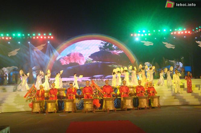 Màn trống hội trống đồng do Đoàn ca múa kịch Lam Sơn (Thanh Hóa) trình diễn trong “Tuần Văn hóa- du lịch Sầm Sơn 2011”