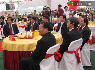 Lãnh đạo và du khách thập phương thưởng thức hương vị trà tại lễ hội