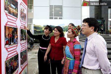 Phó Chủ tịch UBND tỉnh Vũ Thị Bích Việt xem Triển lãm ảnh chủ đề "Sắc màu văn hoá các dân tộc vùng Đông Bắc".