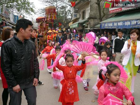 Các em nhỏ trong trang phục áo dài múa xin tiền